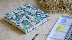Carnet d’aquarelle carré 15 × 15 cm - Papier Canson - Couverture papier japonais Camélias bleu vert rose | L'atelier Reliure