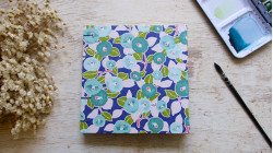 Carnet d’aquarelle carré 15 × 15 cm papier Canson couverture en papier japonais Camélias bleu vert rose