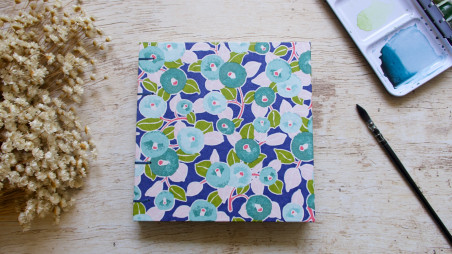 Carnet d’aquarelle carré 15 × 15 cm papier Canson couverture en papier japonais Camélias bleu vert rose