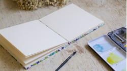 Carnet d’aquarelle carré 15 × 15 cm - Papier Canson - Couverture papier japonais Camélias bleu vert rose | L'atelier Reliure