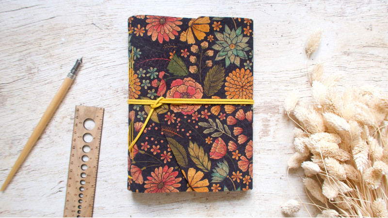 Carnet d'écriture fait main format A5 couverture en liège motif floral