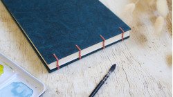 Carnet d’aquarelle A5 paysage – Fabrianon Artistico grain fin - Couverture en papier lokta bleu canard | L'atelier Reliure