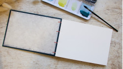 Carnet d’aquarelle A5 paysage – Fabrianon Artistico grain fin - Couverture en papier lokta bleu canard | L'atelier Reliure