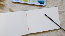 Carnet d’aquarelle A5 paysage – Fabrianon Artistico grain fin - Couverture en papier lokta bleu canard | L'atelier Reliure