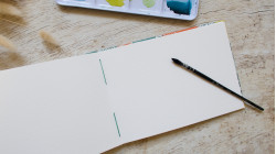 Carnet d’aquarelle découverte 5 papiers - Couverture papier japonais montagnes rivières vert | L’atelier Reliure