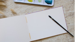 Carnet découverte A5 paysage - Arches 3 grains de papier - Couverture papier lokta rose et jaune| L’atelier Reliure