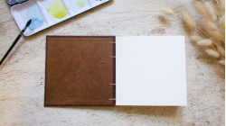 Carnet aquarelle carré 15x15 Fabriano Artistico -Lokta Neo marron | L'atelier Reliure