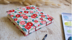 Carnet aquarelle carré 15x15 Fabriano Artistico - Japonais Camélias rose rouge | L'atelier Reliure