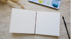 Carnet aquarelle carré 15x15 Fabriano Artistico - Japonais Camélias rose rouge | L'atelier Reliure