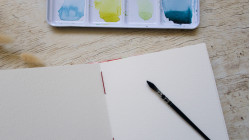 Carnet aquarelle carré 15x15 Fabriano Artistico - Japonais Camélias rose rouge | L'atelier Reliure