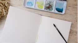 Carnet aquarelle Découverte 5 papiers - format carré 15x15 - Papier Arches - Simili velours violet | L'atelier Reliure