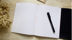 Carnet d'écriture format A5 portrait - Couverture en liège motif feuilles automnales | L'atelier Reliure