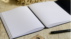 Carnet d'écriture format A5 portrait - Couverture en liège motif feuilles automnales | L'atelier Reliure