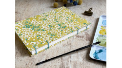 Carnet d'aquarelle A5 portrait - Papier Arches - Japonais Fleurs de cerisier sur jaune | L'atelier Reliure