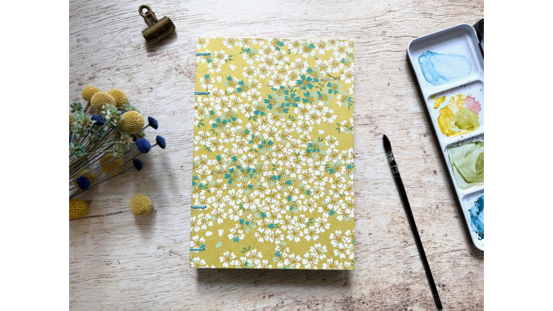 Carnet d'aquarelle A5 portrait papier Arches couverture papier aponais Fleurs de cerisier sur jaune