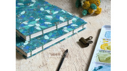 Carnet d’aquarelle A5 portrait ou paysage – Couverture en papier japonais bleu canard motif feuilles