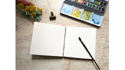 Carnet aquarelle artisanal carré – Arches grain satiné - Lokta rouge | L’atelier Reliure