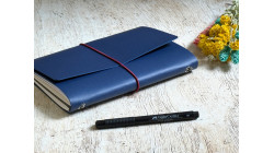 (Re) 🍎 Le carnet rechargeable en cuir de pomme Bleu foncé - format A5 portrait