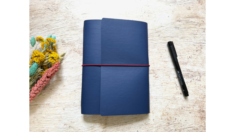 (Re) 🍎 Le carnet rechargeable en cuir de pomme Bleu foncé - format A5 portrait