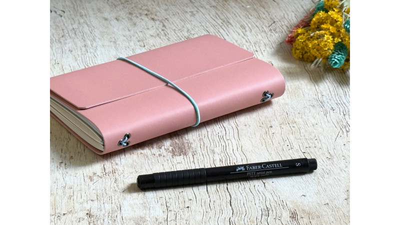 (Re) 🍎 Le carnet rechargeable en cuir de pomme - Rose - format B6 portrait