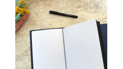 (Re) 🍎 Le carnet rechargeable en cuir de pomme Bleu foncé - format A5 portrait