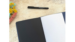 (Re) 🍎 Le carnet rechargeable en cuir de pomme Bleu foncé - format A5 portrait