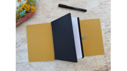 (Re) 🍎 Le carnet rechargeable en cuir de pomme - Moutarde - format B6 portrait