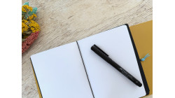 (Re) 🍎 Le carnet rechargeable en cuir de pomme - Moutarde - format B6 portrait