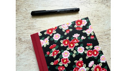 Carnet de notes A5 Tsubaki en papier japonais rouge et noir – collection Yūwa – reliure artisanale L’Atelier Reliure.