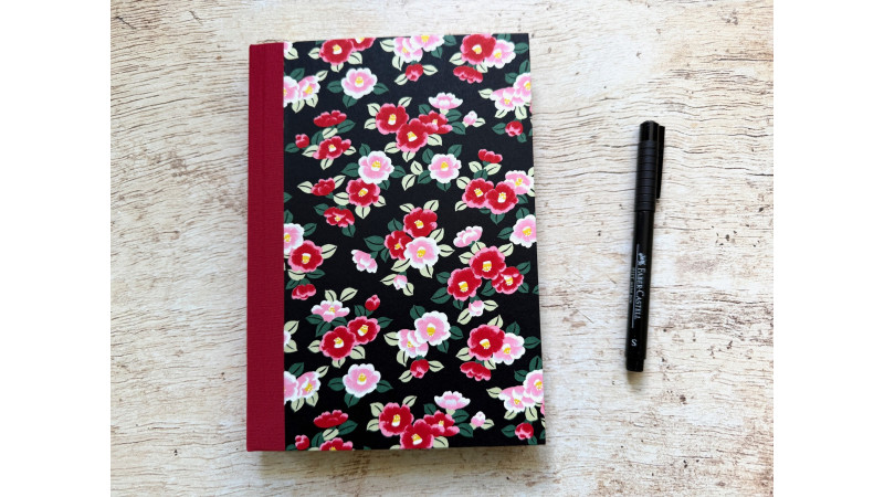 Carnet de notes A5 Tsubaki en papier japonais rouge et noir – collection Yūwa – reliure artisanale L’Atelier Reliure.