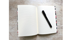 Carnet de notes A5 Tsubaki en papier japonais rouge et noir – collection Yūwa – reliure artisanale L’Atelier Reliure.