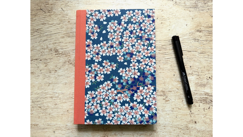 Carnet de notes A5 Fleurs de cerisier en papier japonais bleu – collection Yūwa – carnet artisanal fait main.
