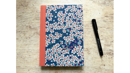 Carnet de notes A5 Fleurs de cerisier en papier japonais bleu – collection Yūwa – carnet artisanal fait main.