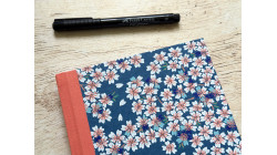 Carnet de notes A5 Fleurs de cerisier en papier japonais bleu – collection Yūwa – carnet artisanal fait main.