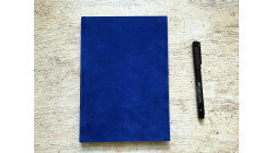 Carnet de notes A5 Bleu électrique en simili velours – collection Yūwa – carnet relié à la main pour l’écriture.