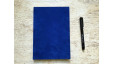 Carnet de notes A5 Bleu électrique en simili velours – collection Yūwa – carnet relié à la main pour l’écriture.