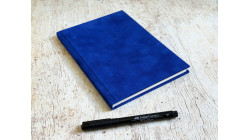 Carnet de notes A5 Bleu électrique en simili velours – collection Yūwa – carnet relié à la main pour l’écriture.