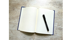 Carnet de notes A5 Bleu électrique en simili velours – collection Yūwa – carnet relié à la main pour l’écriture.