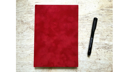 Carnet de notes A5 Rouge cerise en simili velours – collection Yūwa – carnet artisanal pour l’écriture et les idées.