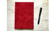 Carnet de notes A5 Rouge cerise en simili velours – collection Yūwa – carnet artisanal pour l’écriture et les idées.