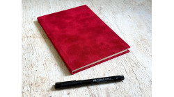 Carnet de notes A5 Rouge cerise en simili velours – collection Yūwa – carnet artisanal pour l’écriture et les idées.