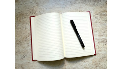 Carnet de notes A5 Rouge cerise en simili velours – collection Yūwa – carnet artisanal pour l’écriture et les idées.