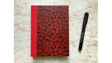 Carnet de notes moyen Momiji en papier japonais rouge et noir – collection Yūwa – reliure artisanale de L’Atelier Reliure.