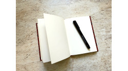 Carnet de notes moyen Momiji en papier japonais rouge et noir – collection Yūwa – reliure artisanale de L’Atelier Reliure.