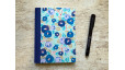 Carnet de notes moyen Camélias en papier japonais bleu – collection Yūwa – carnet fait main, fabrication artisanale française.