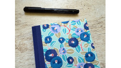 Carnet de notes moyen Camélias en papier japonais bleu – collection Yūwa – carnet fait main, fabrication artisanale française.