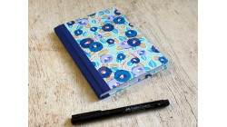 Carnet de notes moyen Camélias en papier japonais bleu – collection Yūwa – carnet fait main, fabrication artisanale française.