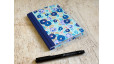 Carnet de notes moyen Camélias en papier japonais bleu – collection Yūwa – carnet fait main, fabrication artisanale française.