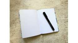 Carnet de notes moyen Camélias en papier japonais bleu – collection Yūwa – carnet fait main, fabrication artisanale française.