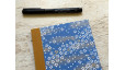 Carnet de notes moyen Fleurs au vent en papier japonais bleu – collection Yūwa – carnet artisanal à lignes pour l’écriture.